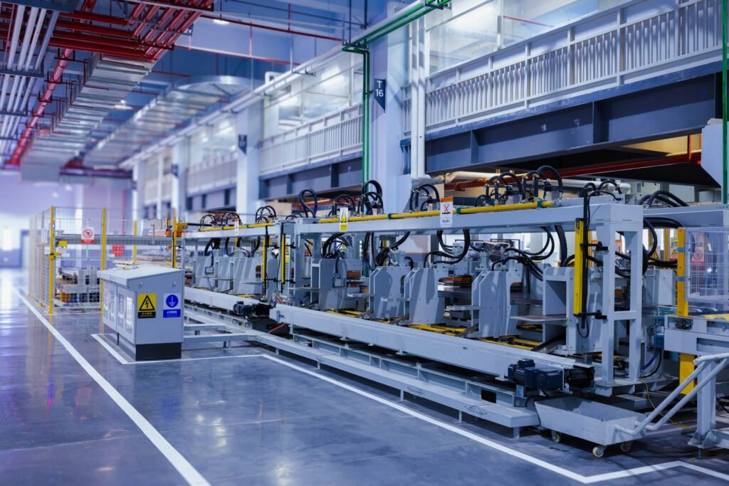 Linea di produzione in uno stabilimento industriale. Foto Homa Appliances / Unsplash.
