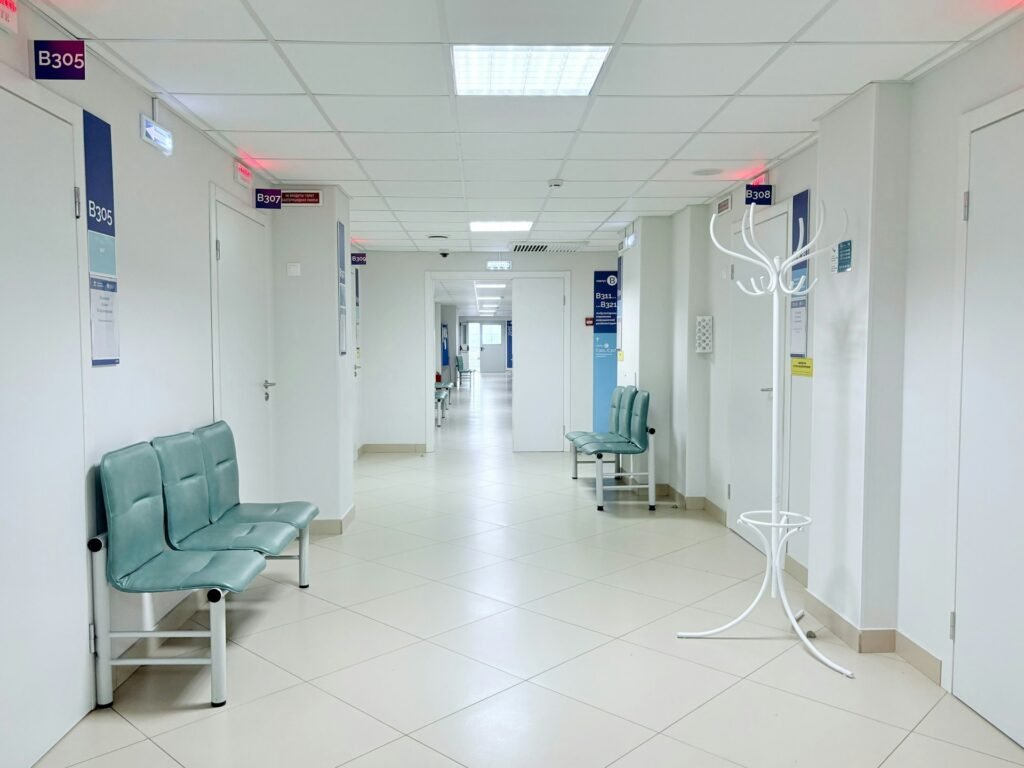 Corridoio di una struttura sanitaria. Foto Tasha Kostyuk / Unsplash.